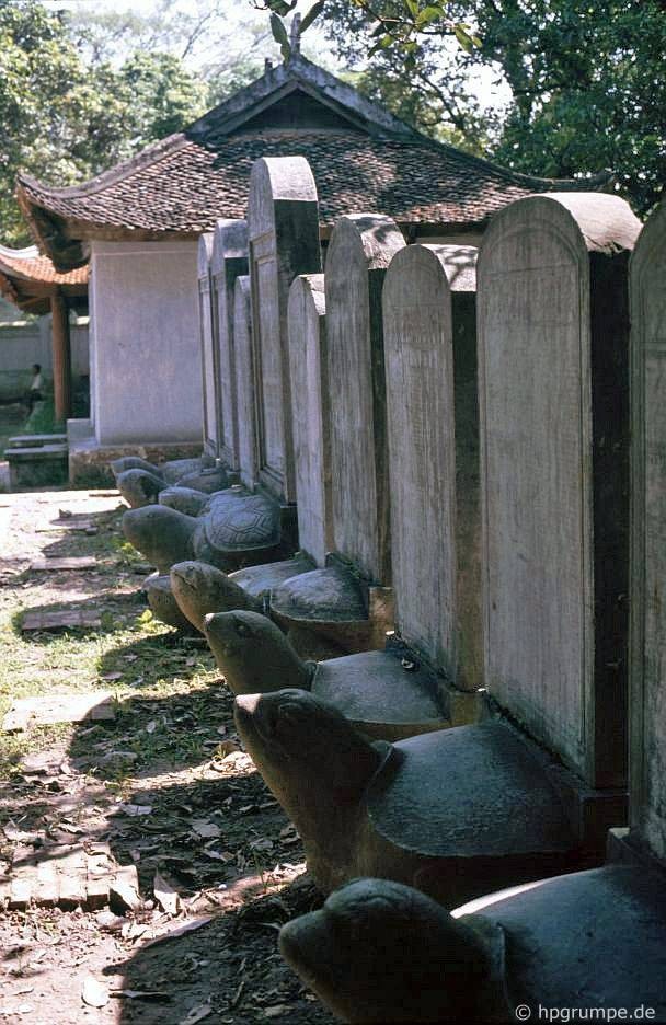 82 bia đá khắc tên những người đỗ đạt trong suốt hơn 700 năm khoa cử thời phong kiến Việt Nam.Năm 1993, những hàng bia đá vẫn chưa được xây dựng mái che.